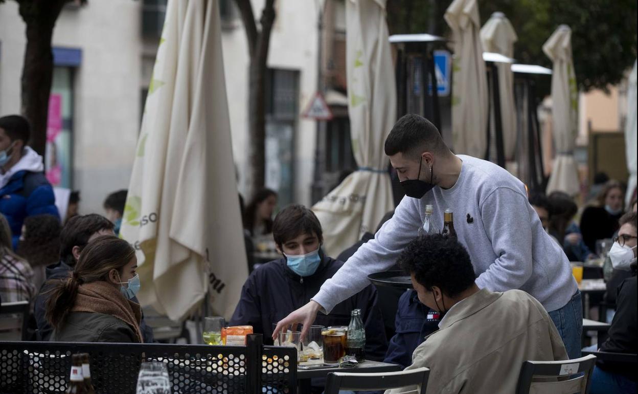 Terraza en Valladolid a la hora en que el Supremo anunciaba la suspensión cautelar del toque de queda. 