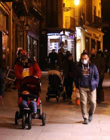 Imagen secundaria 2 - Arriba, patrullas de la Policía Nacional a las 20:25 horas, en el Acueducto.Abajo, a la izquierda, clientes en una terraza de la Plaza Mayor a las 20:10 horas. A la derecha, tránsito de personas por la Calle Real cinco minutos antes de las ocho de la tarde, con buena parte de los comercios ya cerrados. 