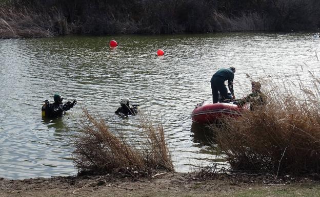 Los buzos de la Guardia Civil rastrean el lago en busca del cuchillo utilizado en el crimen de Laguna en abril 