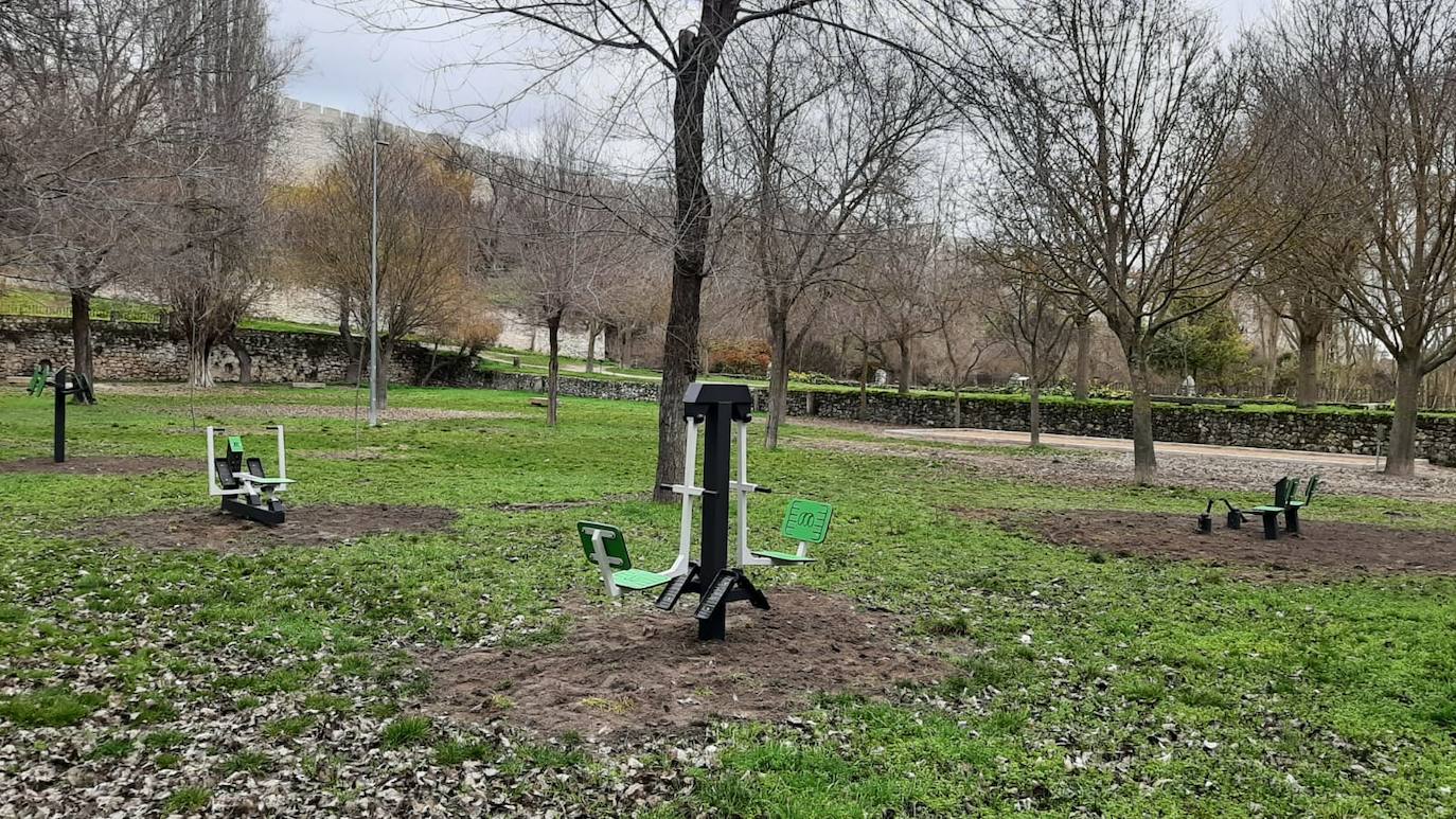 Aparatos para realizar gimnasia biosaludable en la Huerta del Duque.