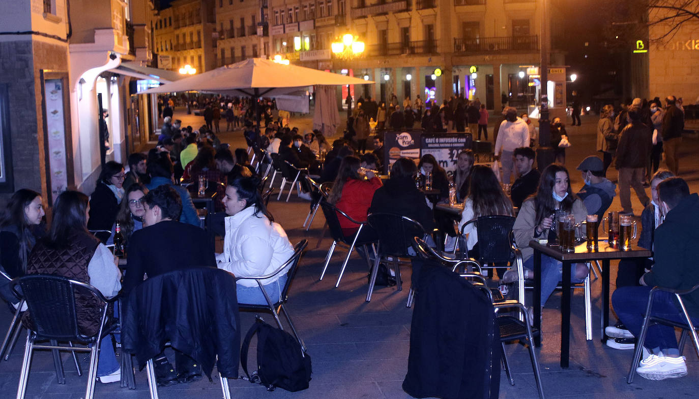 Aspecto de una terraza de un bar en la avenida del Acueducto a falta de veinte minutos para las ocho de la tarde. 