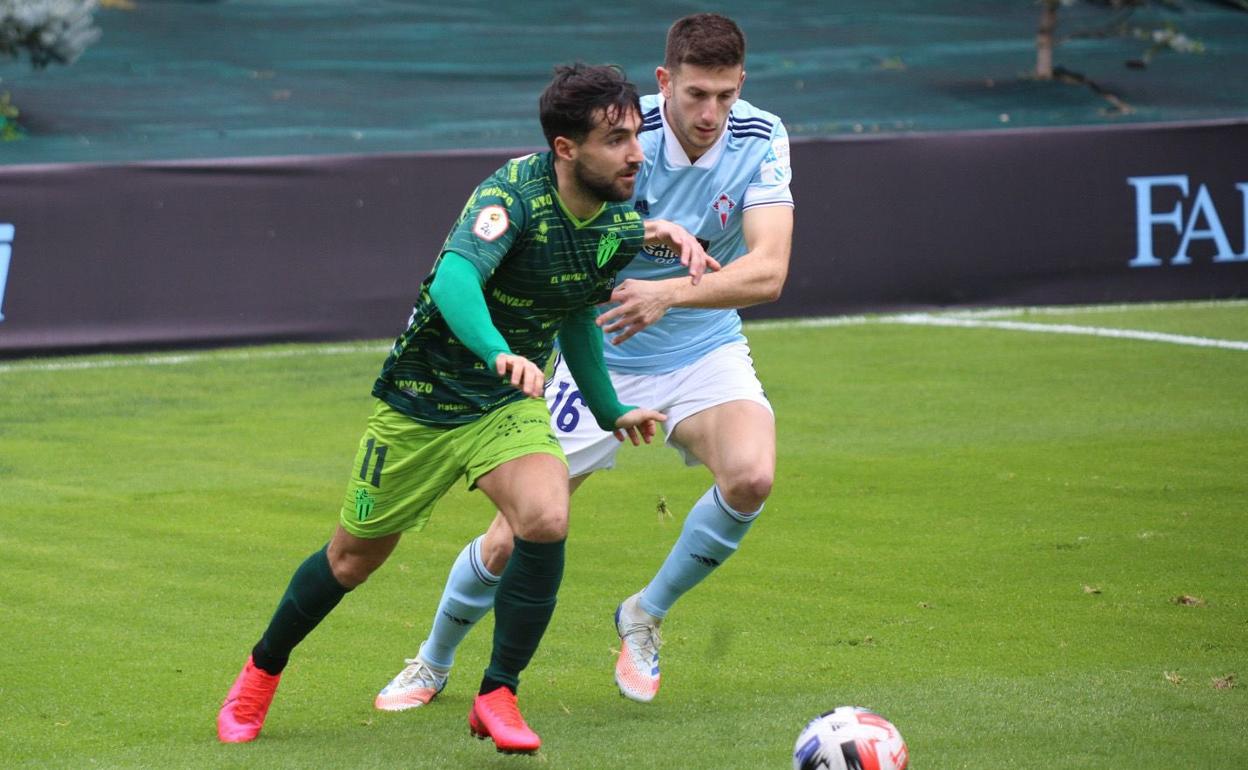 Eizmendi, presionado por el céltico Markel, en el partido. 