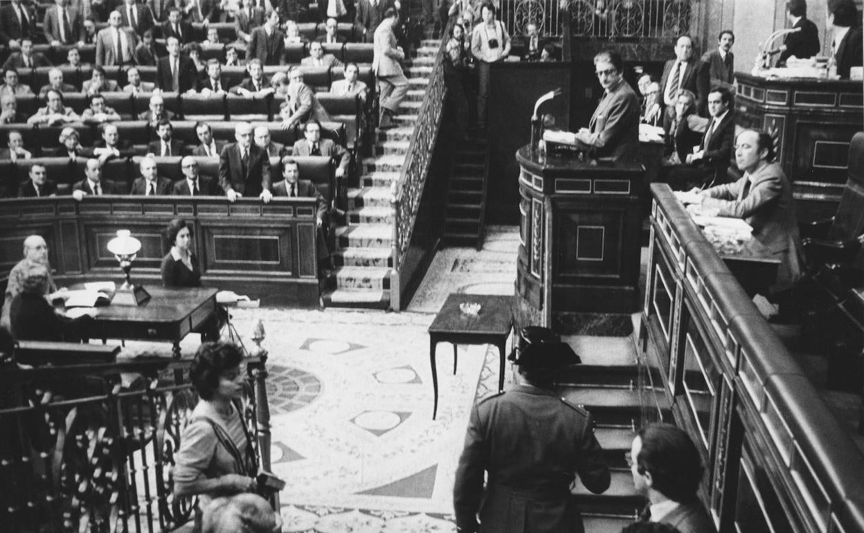 Momento en el que Antonio Tejero irrumpe en el Congreso de los Diputados en el intento de golpe de estado del 23-F.