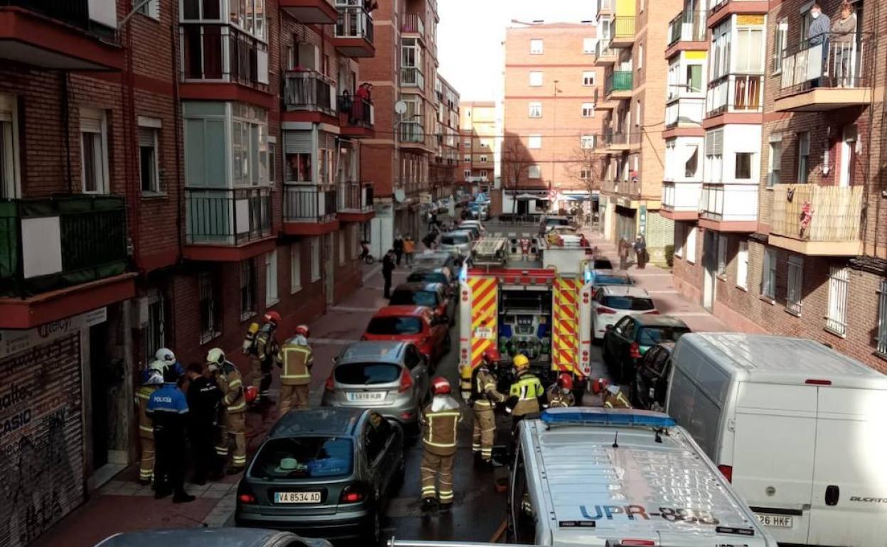 Los Bomberos, tras su intervención en el incendio de la calle Calderón de la Barca. 