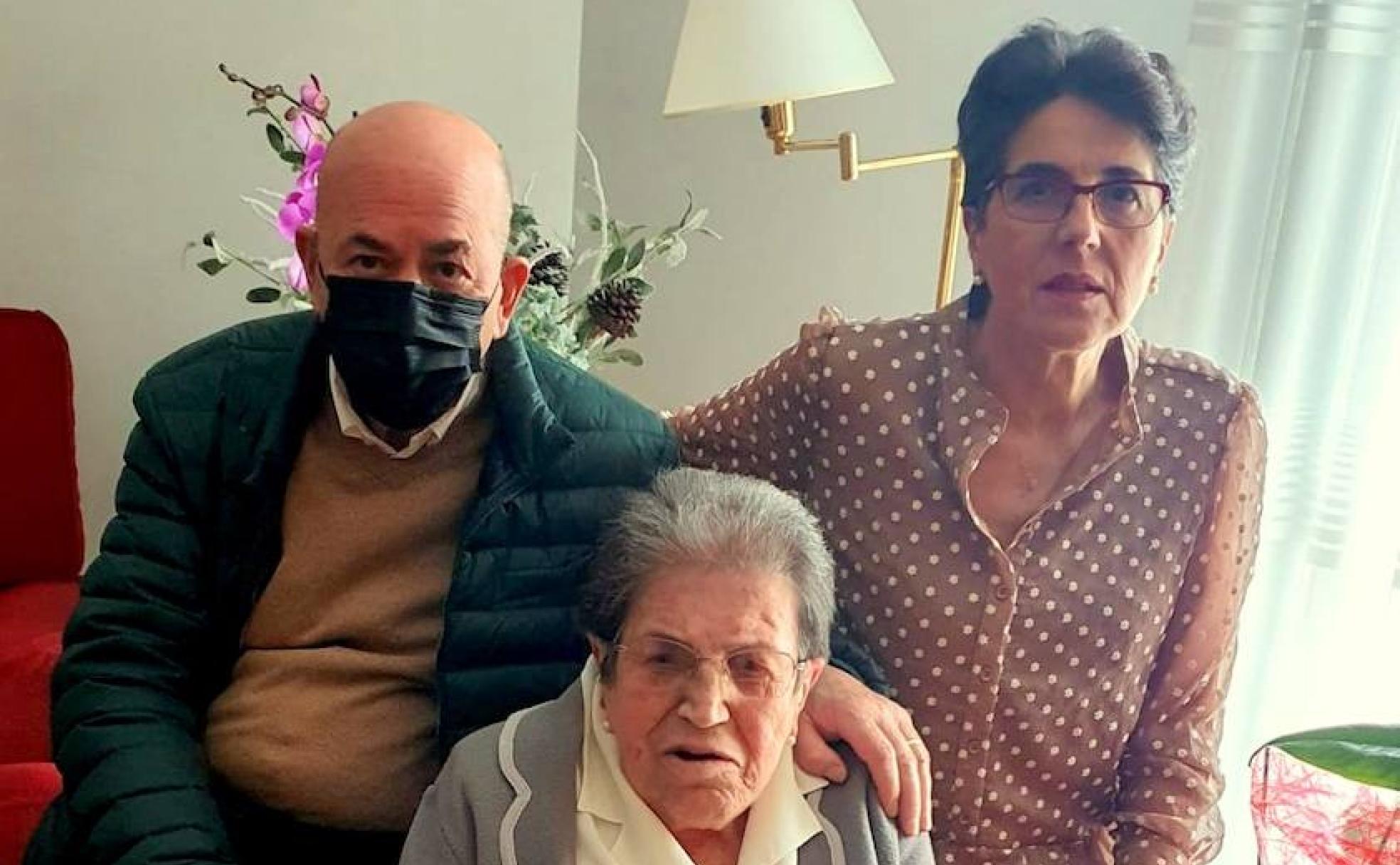 Metodia Serrano, con sus hijos Roberto y Marisol. 