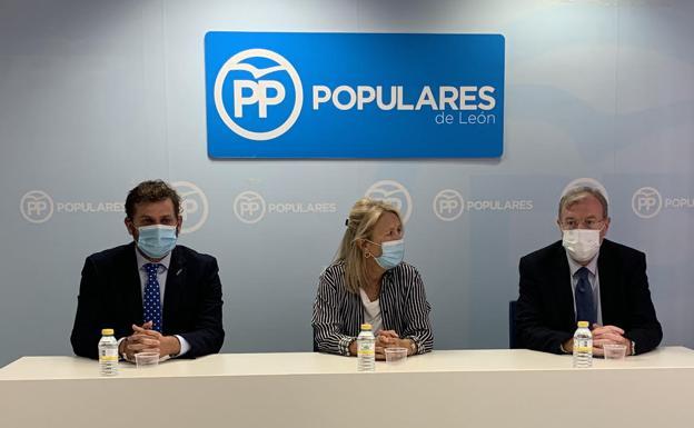 Rueda de prensa de los parlamentarios populares en la sede.