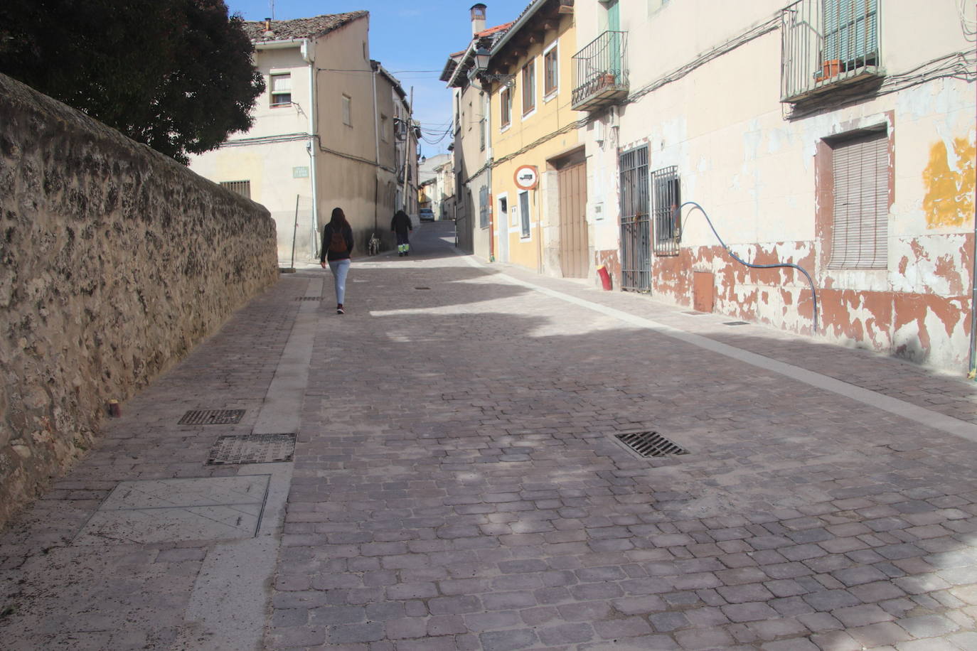Travesía de la Cruz y al fondo su estrecho acceso a la plaza de la Cruz. 