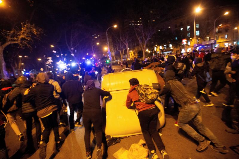 Manifestantes preparan una barricada en Barcelona.