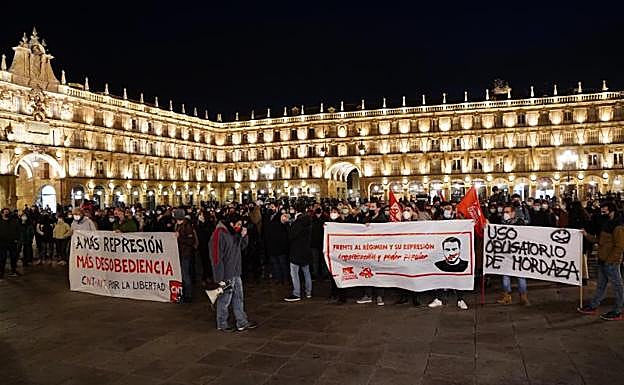 Un momento de la concentración en la Plaza Mayor de Salamanca. 