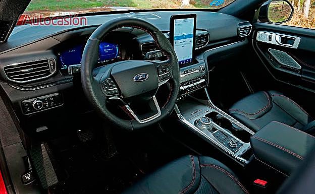 El interior es espacioso y está bien equipado.