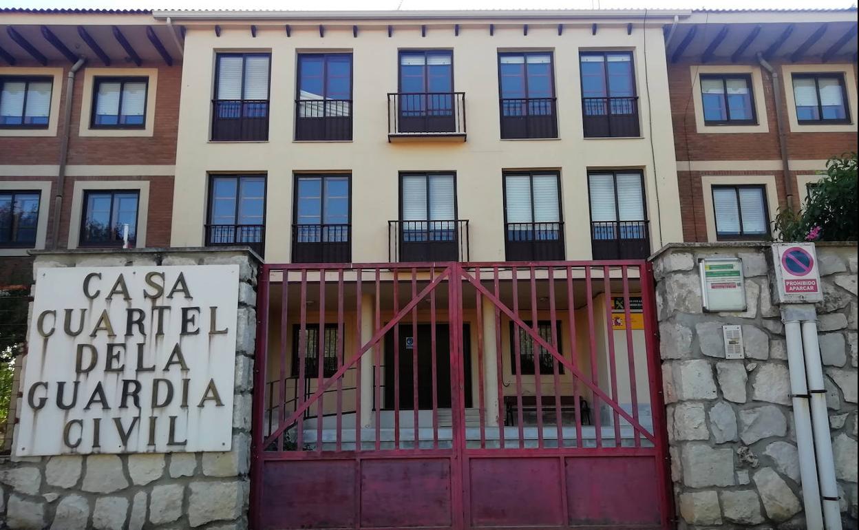 Exterior del cuartel de la Guardia Civil en Piñel de Abajo.