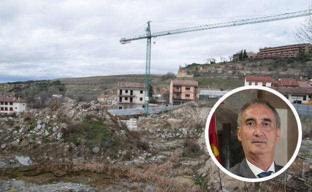 El delegado de la Junta en Segovia y los terrenos donde se construirá el instituto. 