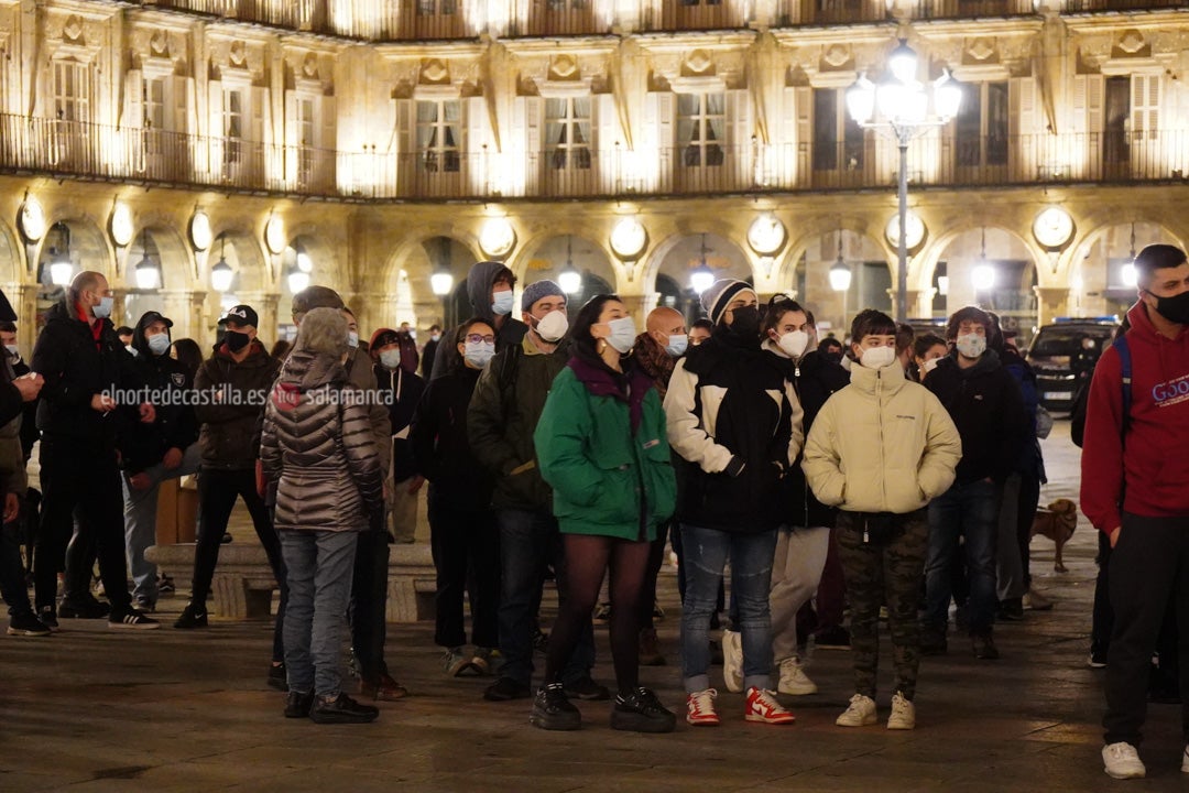 Fotos: 200 manifestantes reclaman libertad para el rapero Pablo Hasél en la Plaza Mayor