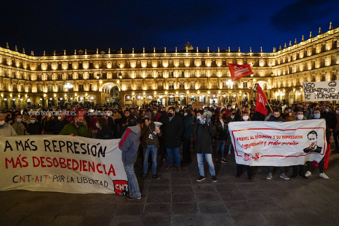 Fotos: 200 manifestantes reclaman libertad para el rapero Pablo Hasél en la Plaza Mayor