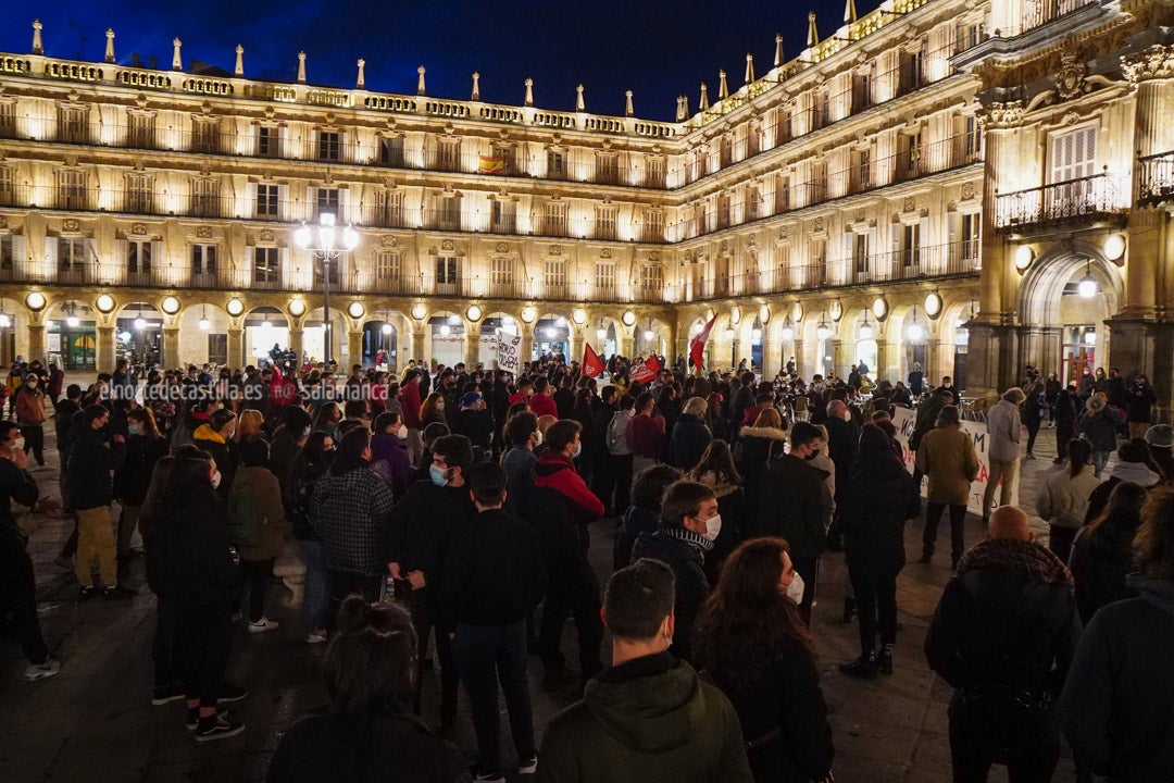 Fotos: 200 manifestantes reclaman libertad para el rapero Pablo Hasél en la Plaza Mayor