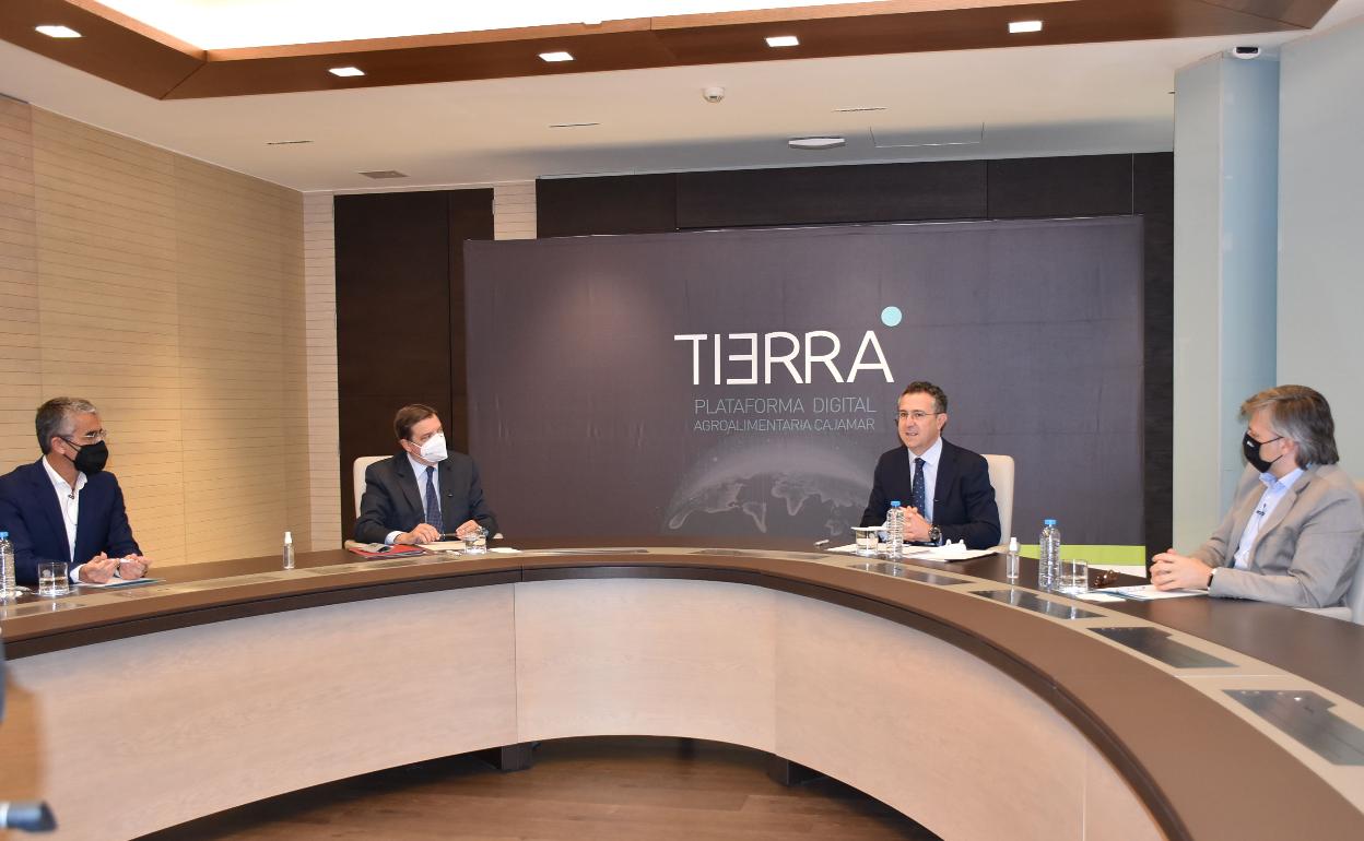 Roberto García Torrente; el ministro Luis Planas;el presidente de Cajamar Eduardo Baamonde y Alejandro Blaas, en el acto de presentación.