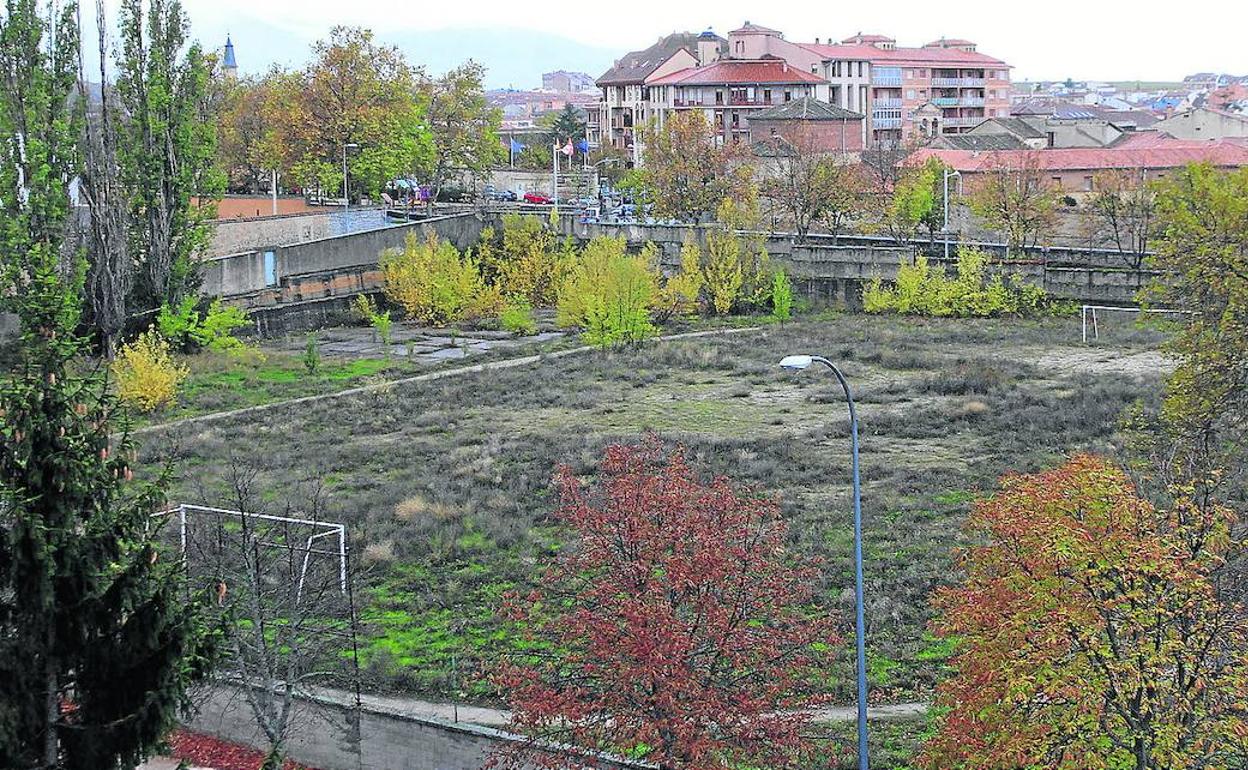 Terrenos del recinto del colegio Claret donde se pretendía construir las pistas de pádel. 