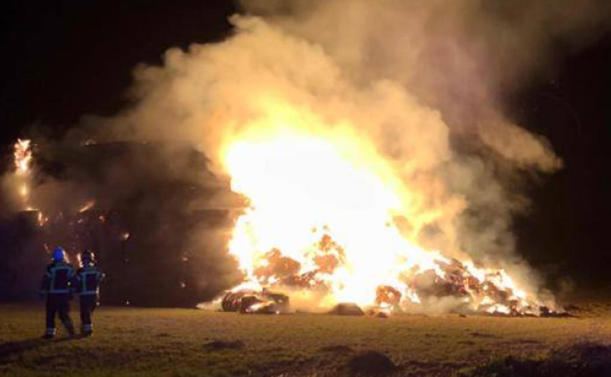 Las espectaculares llamas del incendio declarado entre los términos municipales de Arroyo de la Encomienda y Zaratán.