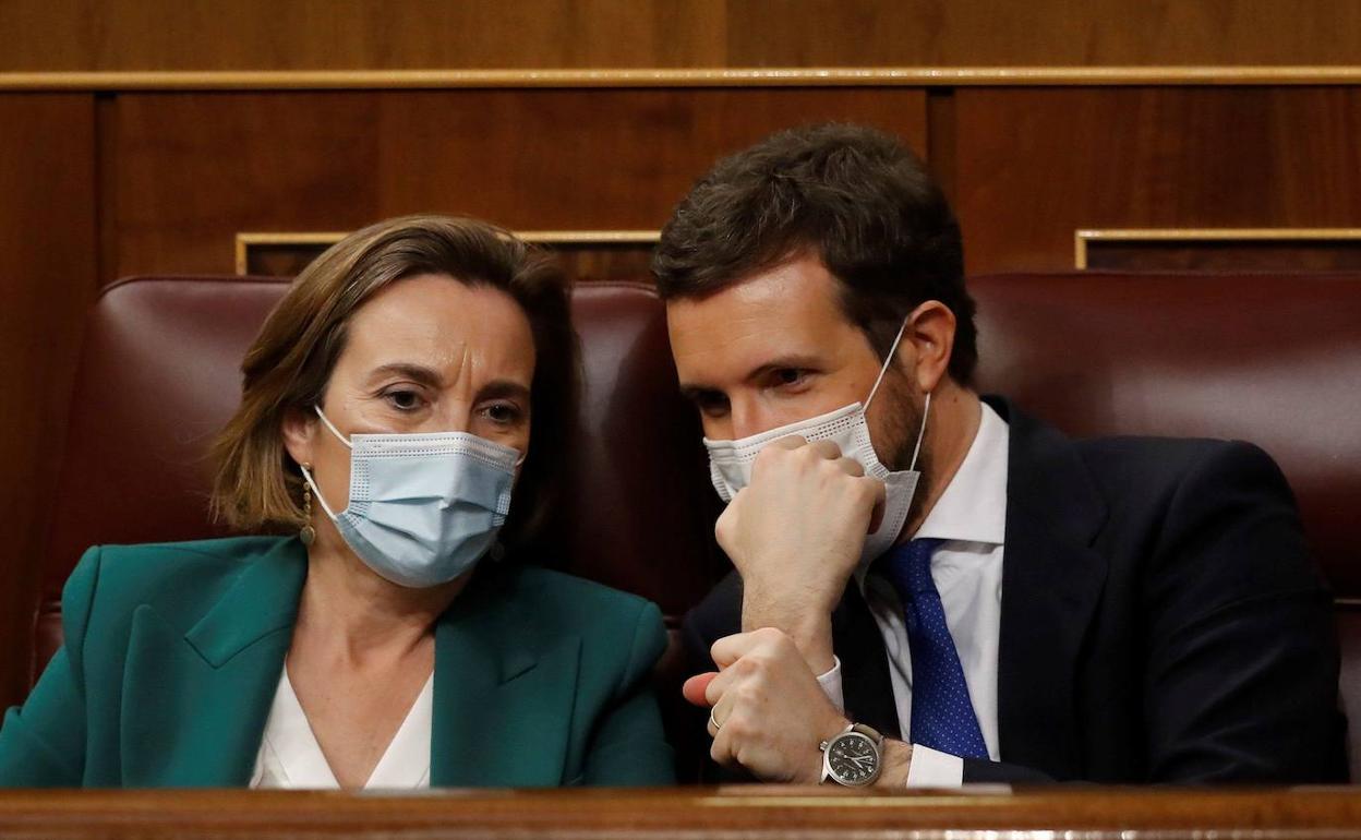 El líder del PP, Pablo Casado, conversa con su portavoz en el Congreso, Cuca Gamarra.