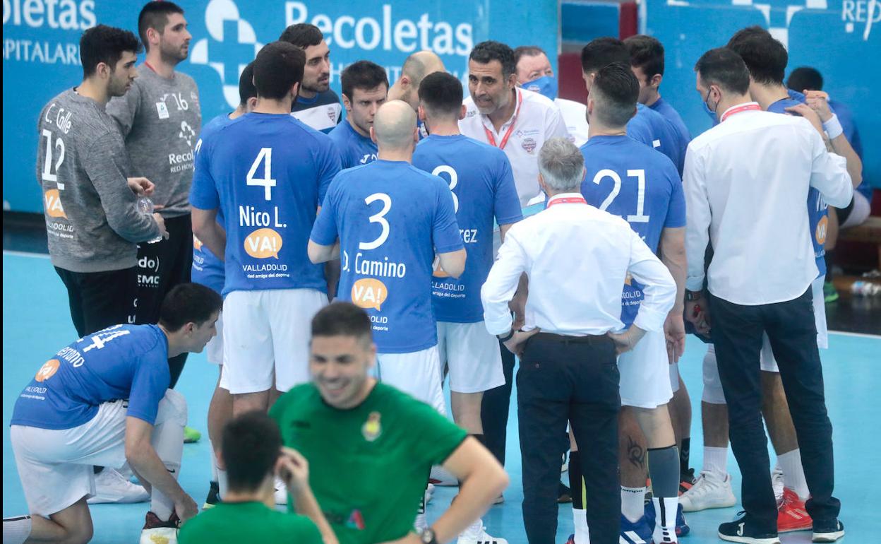 David Pisonero da instrucciones a sus jugadores durante un tiempo muerto. 