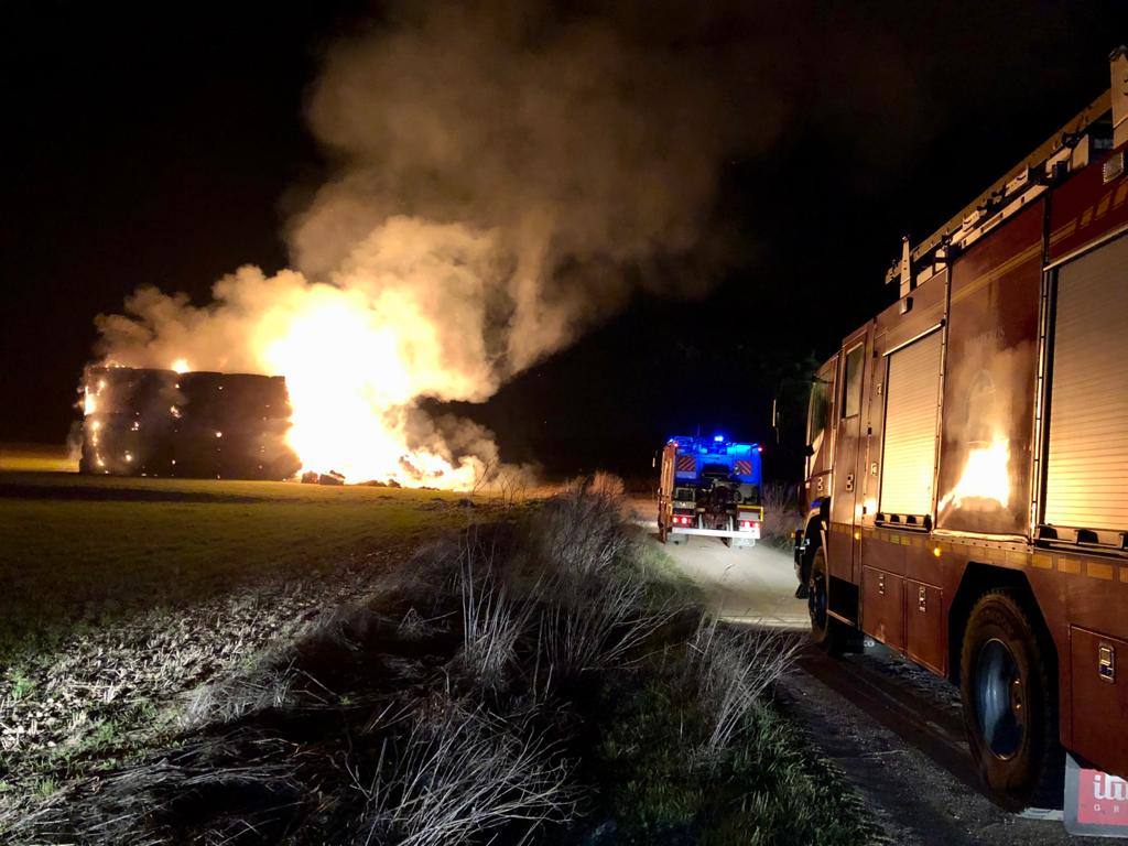Las dos dotaciones de Bomberos de Arroyo llegan al lugar del fuego. 