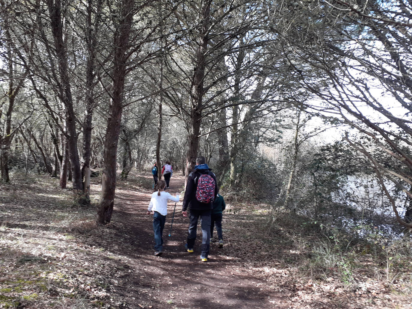 Un grupo de excursionistas en el pantano de la Santa Espina.