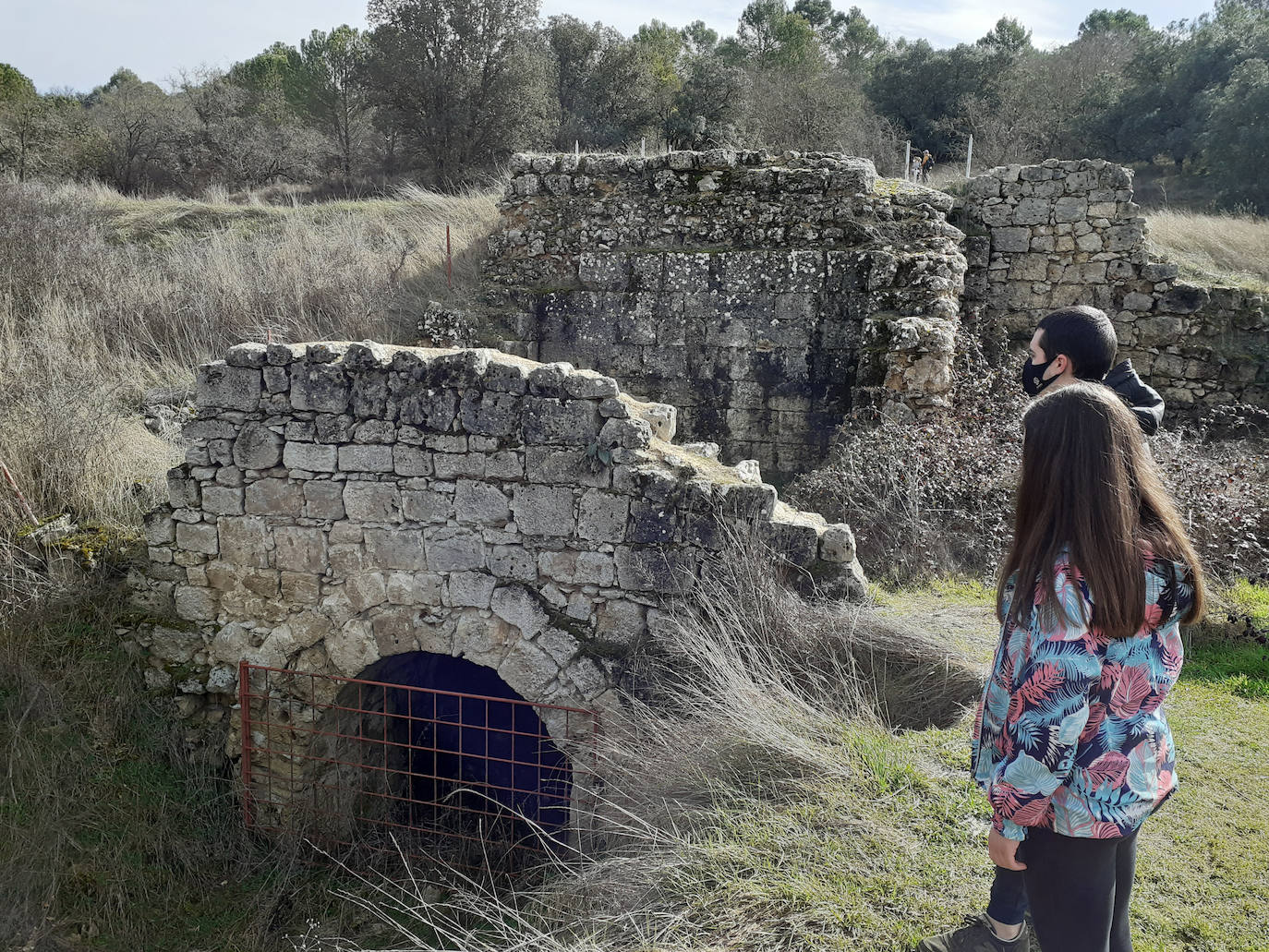 Un grupo de excursionistas en el pantano de la Santa Espina.