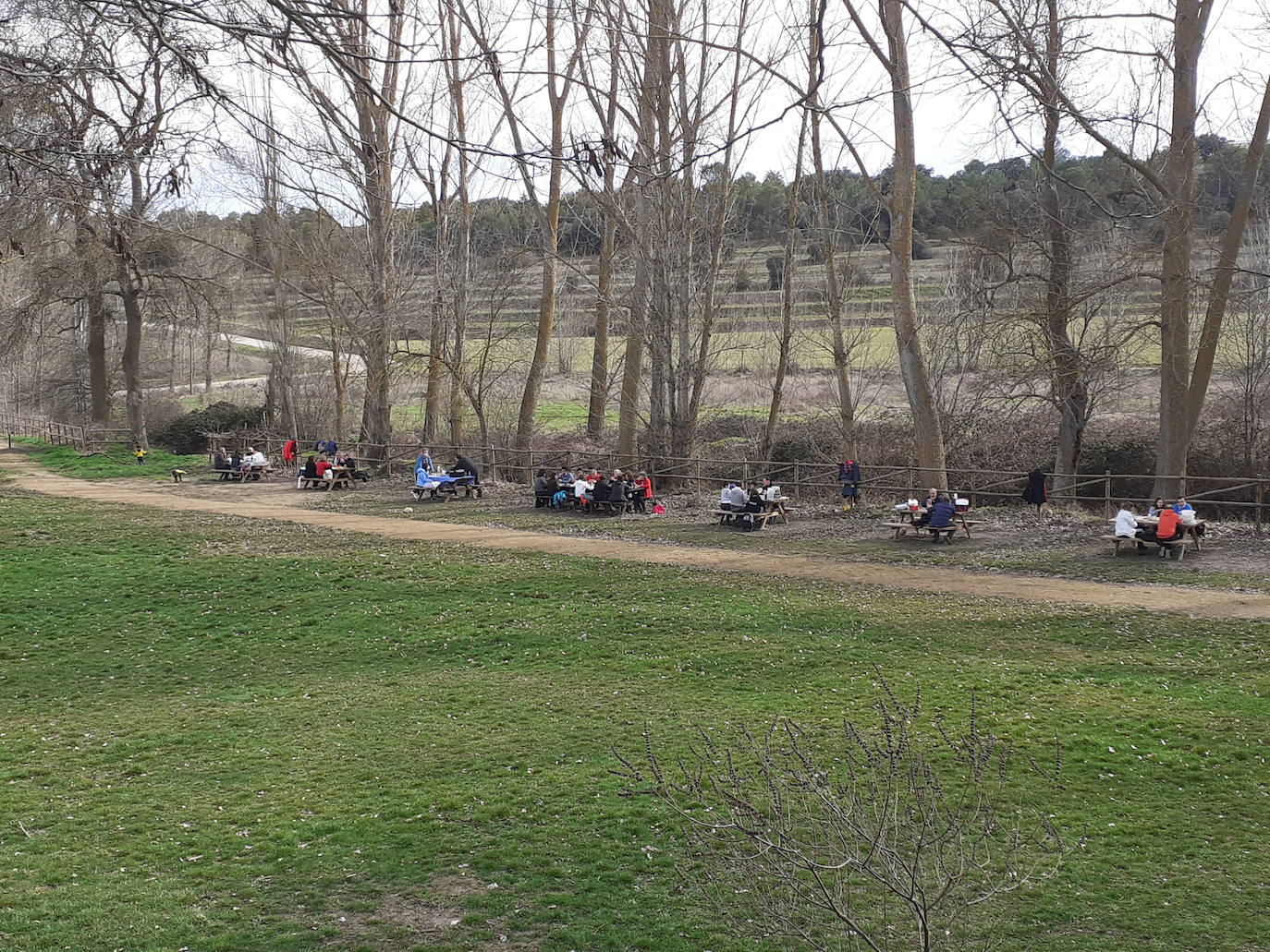 Un grupo de excursionistas en el pantano de la Santa Espina.
