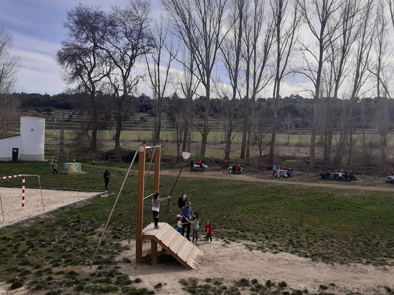 Un grupo de excursionistas en el pantano de la Santa Espina.