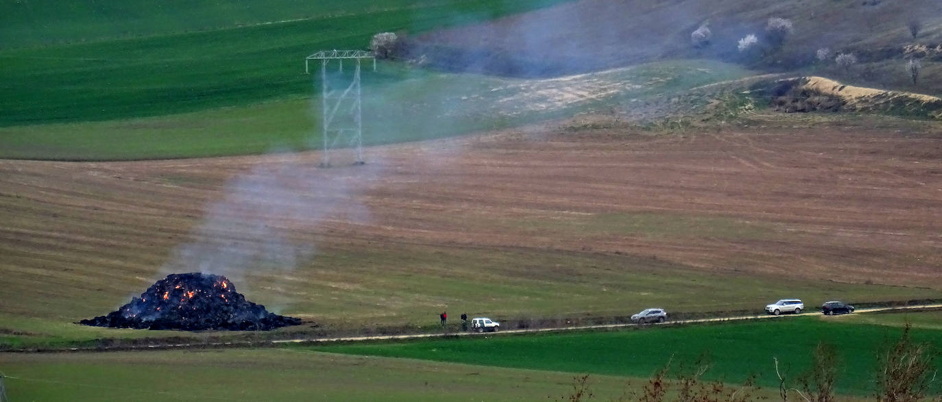 Fotos: Un incendio intencionado quema 180 toneladas de paja en Valladolid