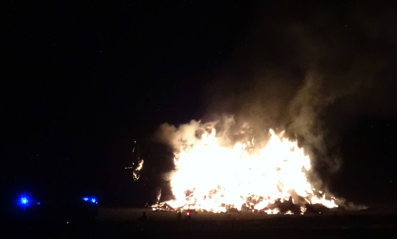 Fotos: Un incendio intencionado quema 180 toneladas de paja en Valladolid