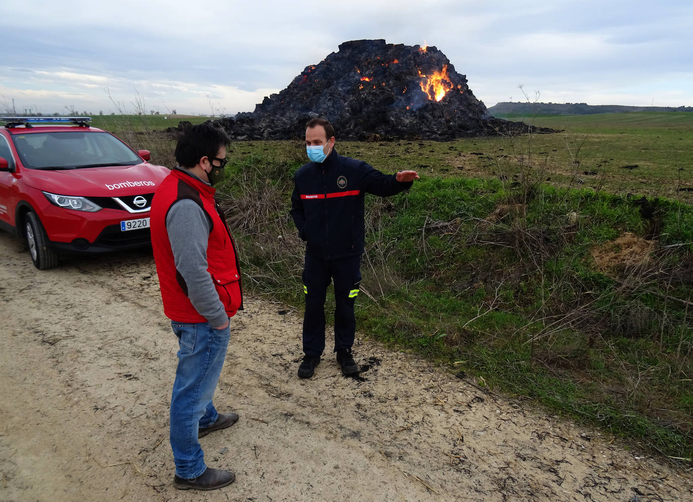 Fotos: Un incendio intencionado quema 180 toneladas de paja en Valladolid