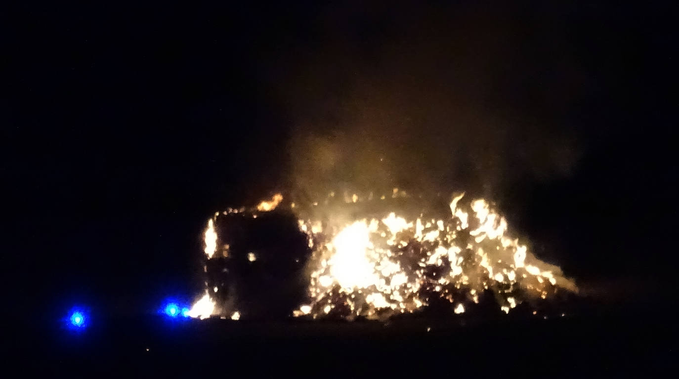 Fotos: Un incendio intencionado quema 180 toneladas de paja en Valladolid