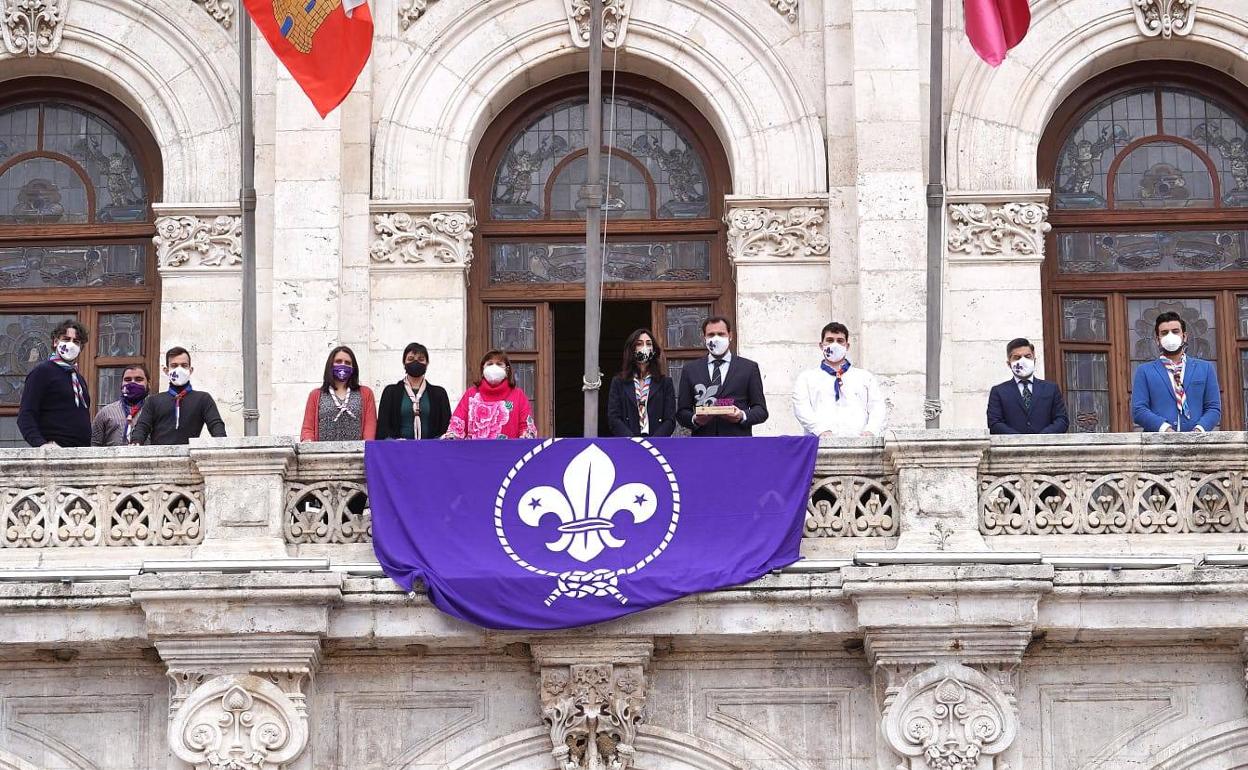 Representantes del Ayuntamiento y del movimiento scout, en el balcón consistorial. 