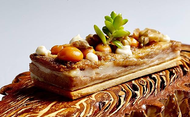 Churrasco de cordero, encurtidos y y crasulaceas. 