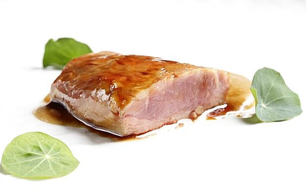 Lomo de cordero lacado y crema de piñas verdes de pino y piñones de Pedrajas de San Esteban. 