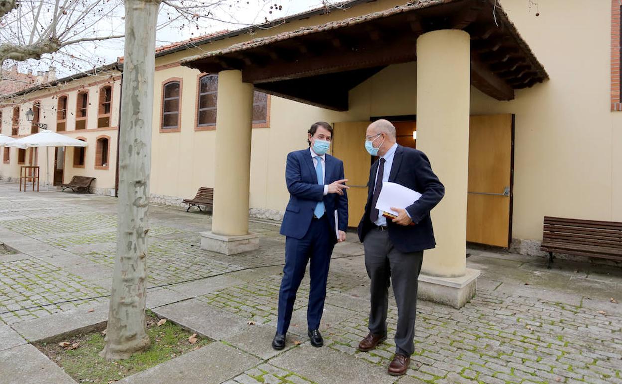 Alfonso Fernández Mañueco y Francisco Igea charlan en el exterior del salón de actos donde se celebran las ruedas de prensa telemáticas. 