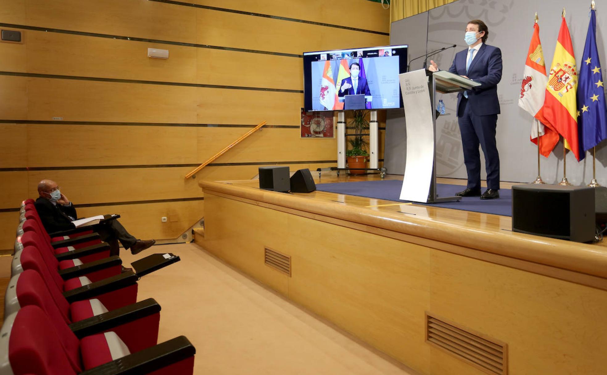 Alfonso Fernández Mañueco da explicaciones tras conocerse el auto del Tribunal Supremo mientras Francisco Igea, en primera fila, atiende. 