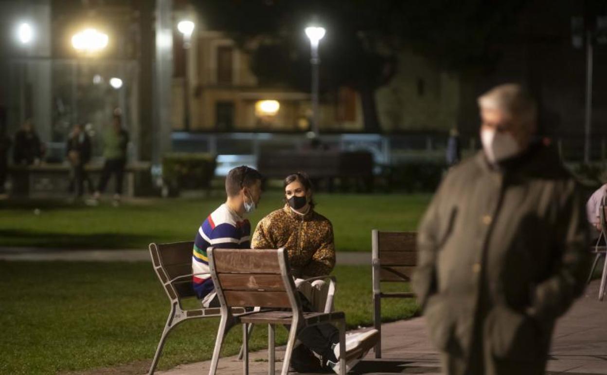 Vecinos de Valladolid en la calle entre las ocho y las diez, tras el nuevo toque de queda