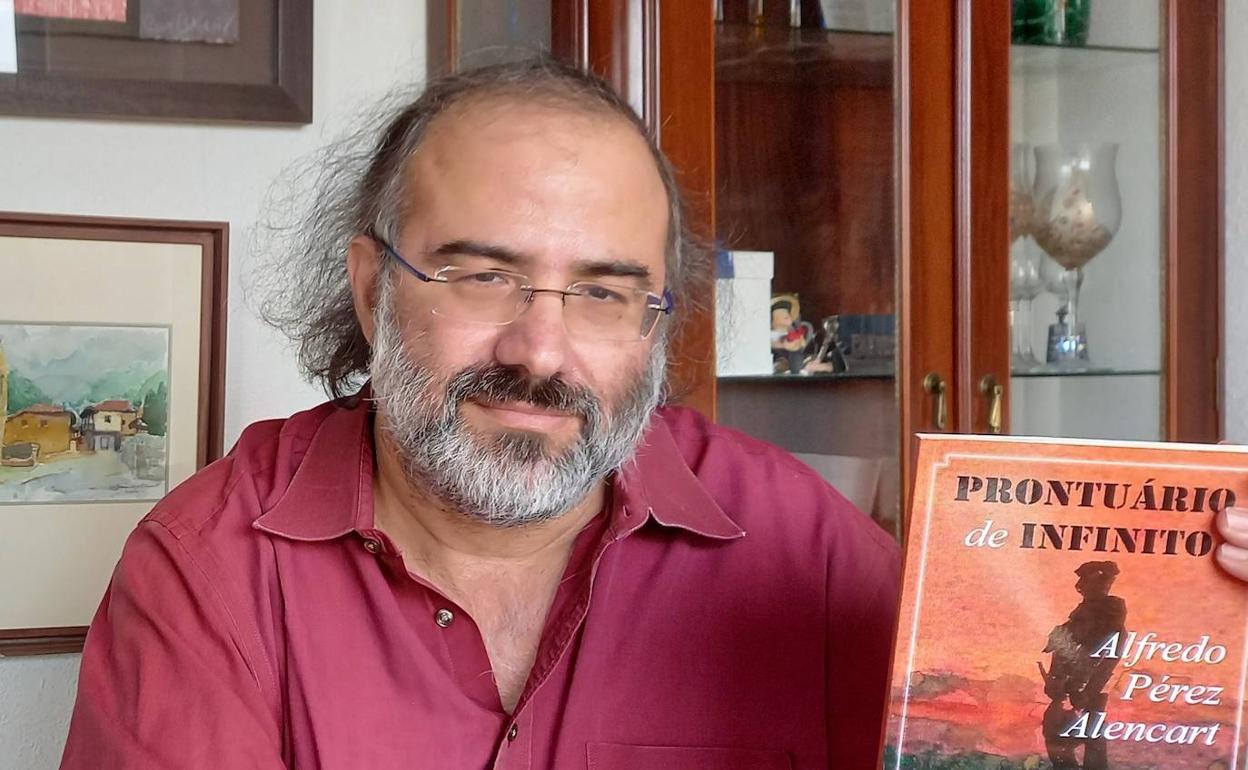 Pérez Alencart con su libro