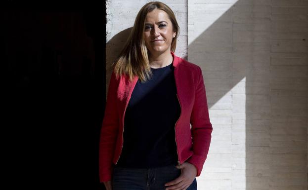 Virginia Barcones, en el edificio de las Cortes de Castilla y León. La mascarilla solo se la retiró para la foto. 