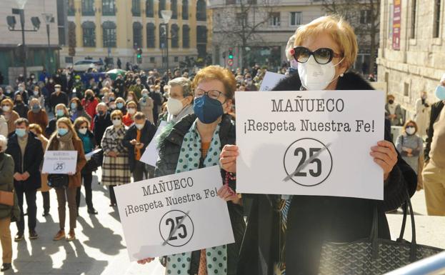 Manifestantes a las puertas de San Benito el pasado domingo.