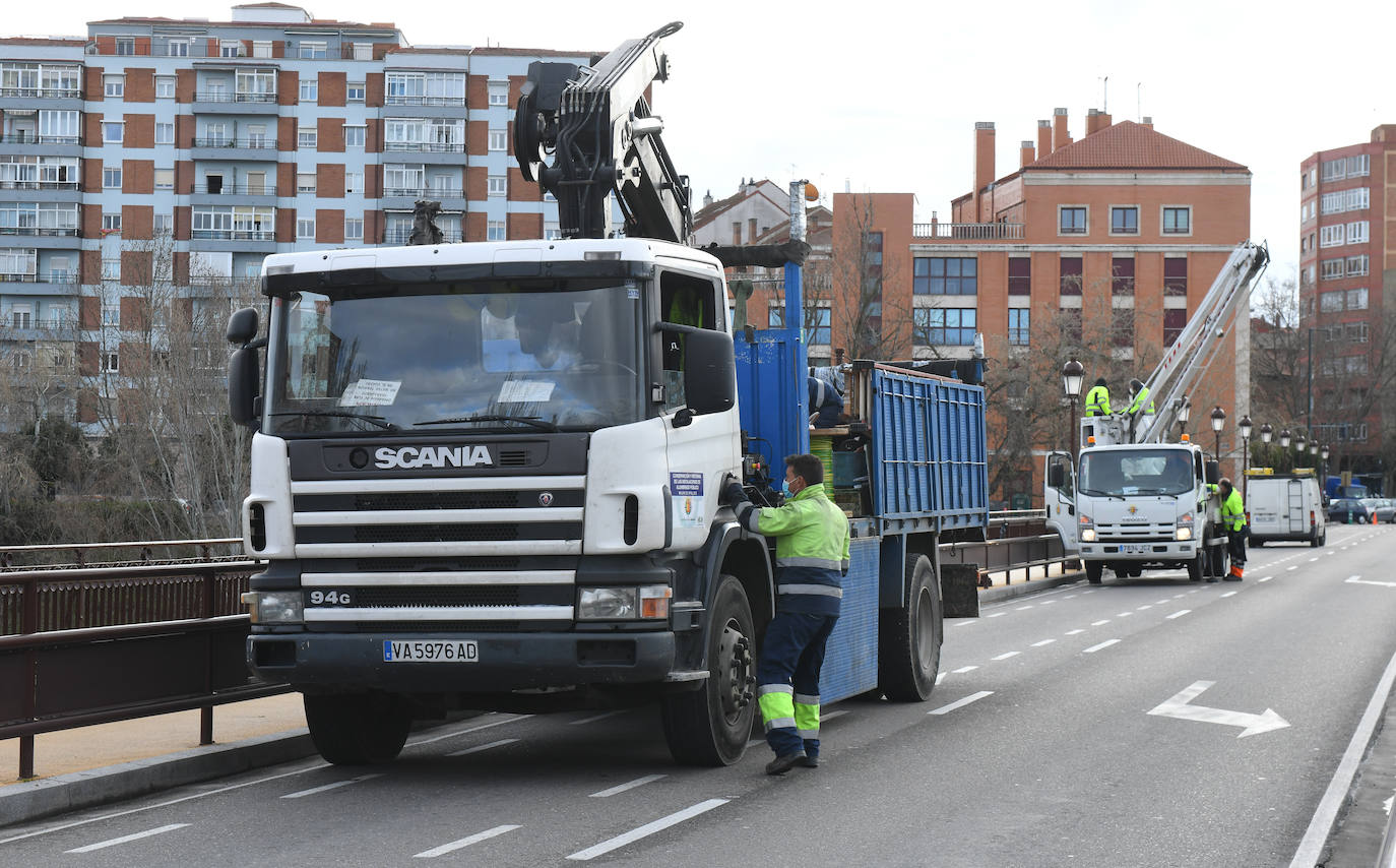 Los operarios inician los trabajos en el Puente Mayor. 