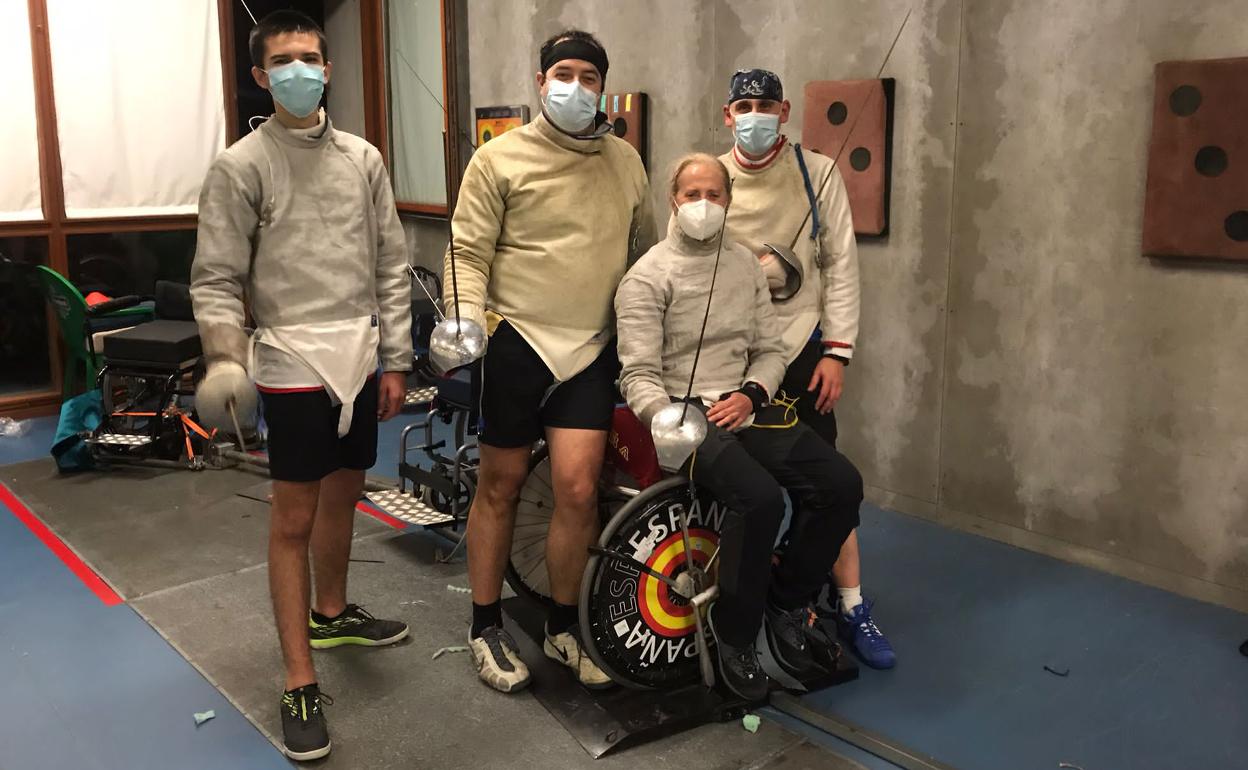 Begoña Garrido, con sablistas del club Fortuna de Donosti. 