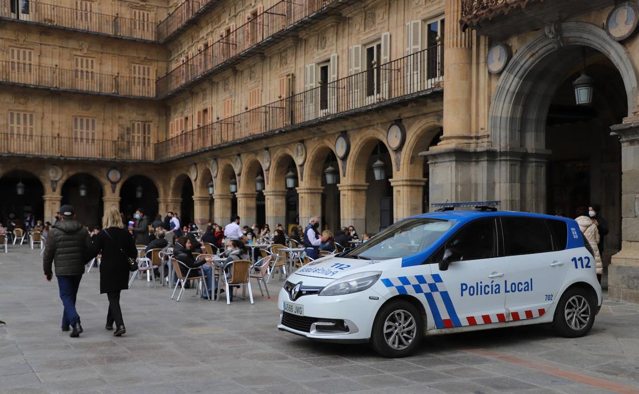 Un coche de la Policía Locall en la Plaza mayor de Salamanca.