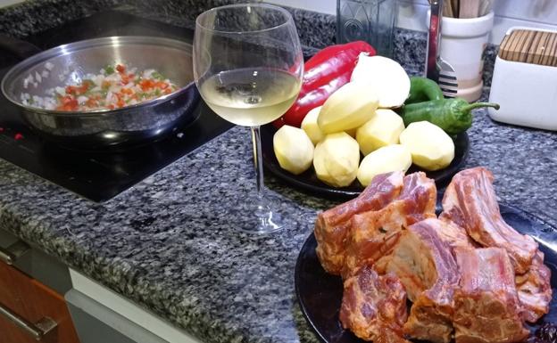 Los ingredientes listos en la cocina de Nieves López para comenzar a elaborar la receta de patatas con costillas
