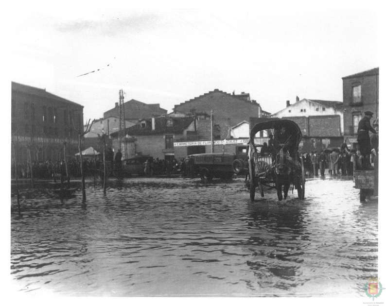 El río desbordado en una plaza. 