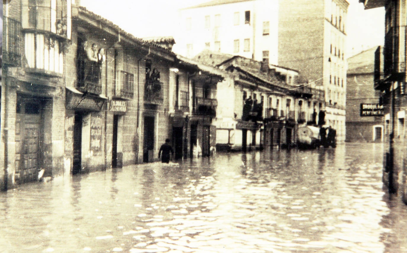 Imagen de la calle Panaderos inundada por la crecida del rio Esgueva en 1934.