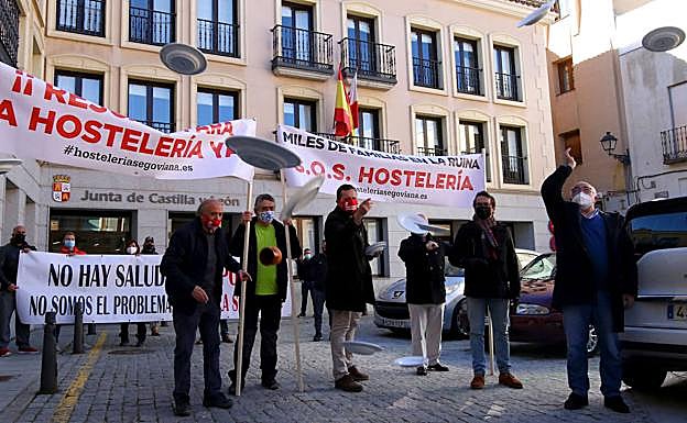 Representantes del sector rompen platos, delante de la Delegación Territorial de la Junta en Segovia. 