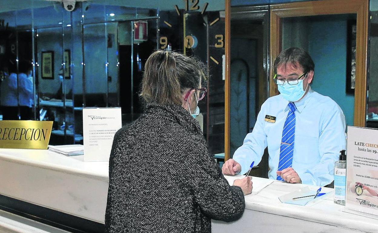 Recepción en un hotel de Segovia durante la pandemia. 
